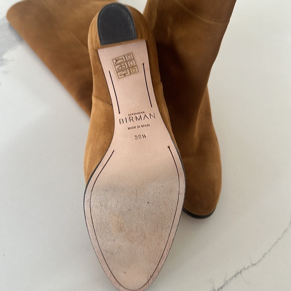 Beautiful Boots . Women’s boots only worn 1 time . Mostly in doors. - Picture 4 of 9